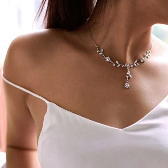 Rhinestone Flower Pendant Necklace - Picture 4 of 5